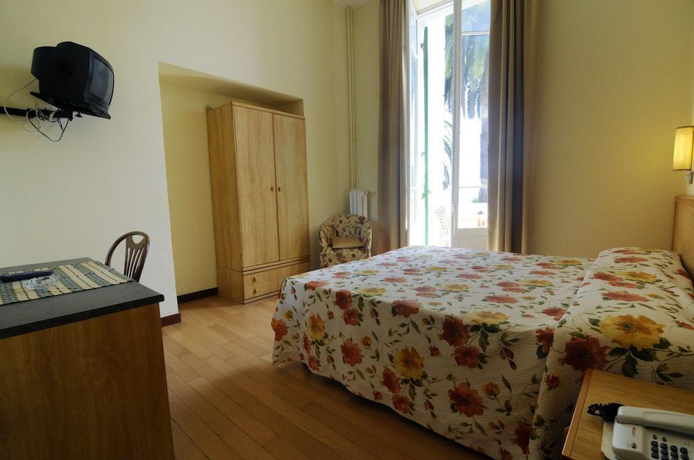 Hotel Petit Royal Ospedaletti Buitenkant foto