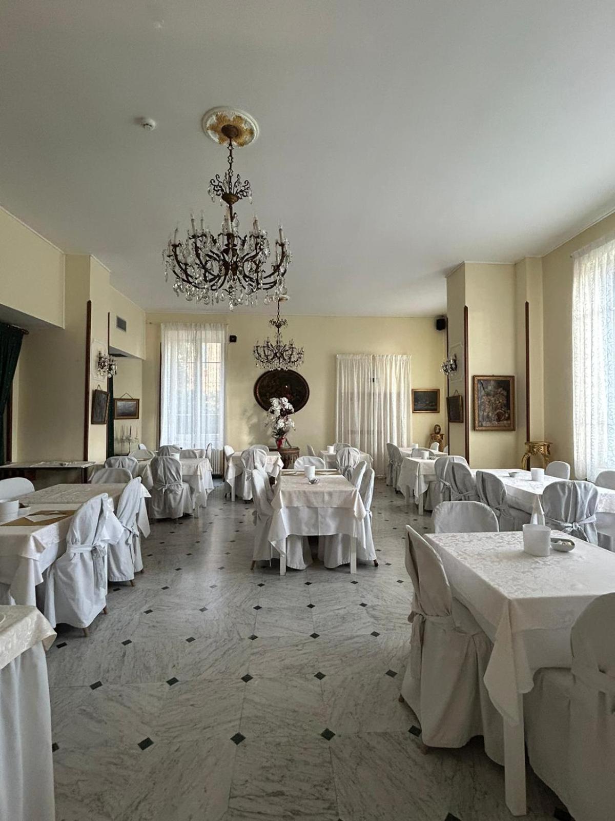Hotel Petit Royal Ospedaletti Buitenkant foto