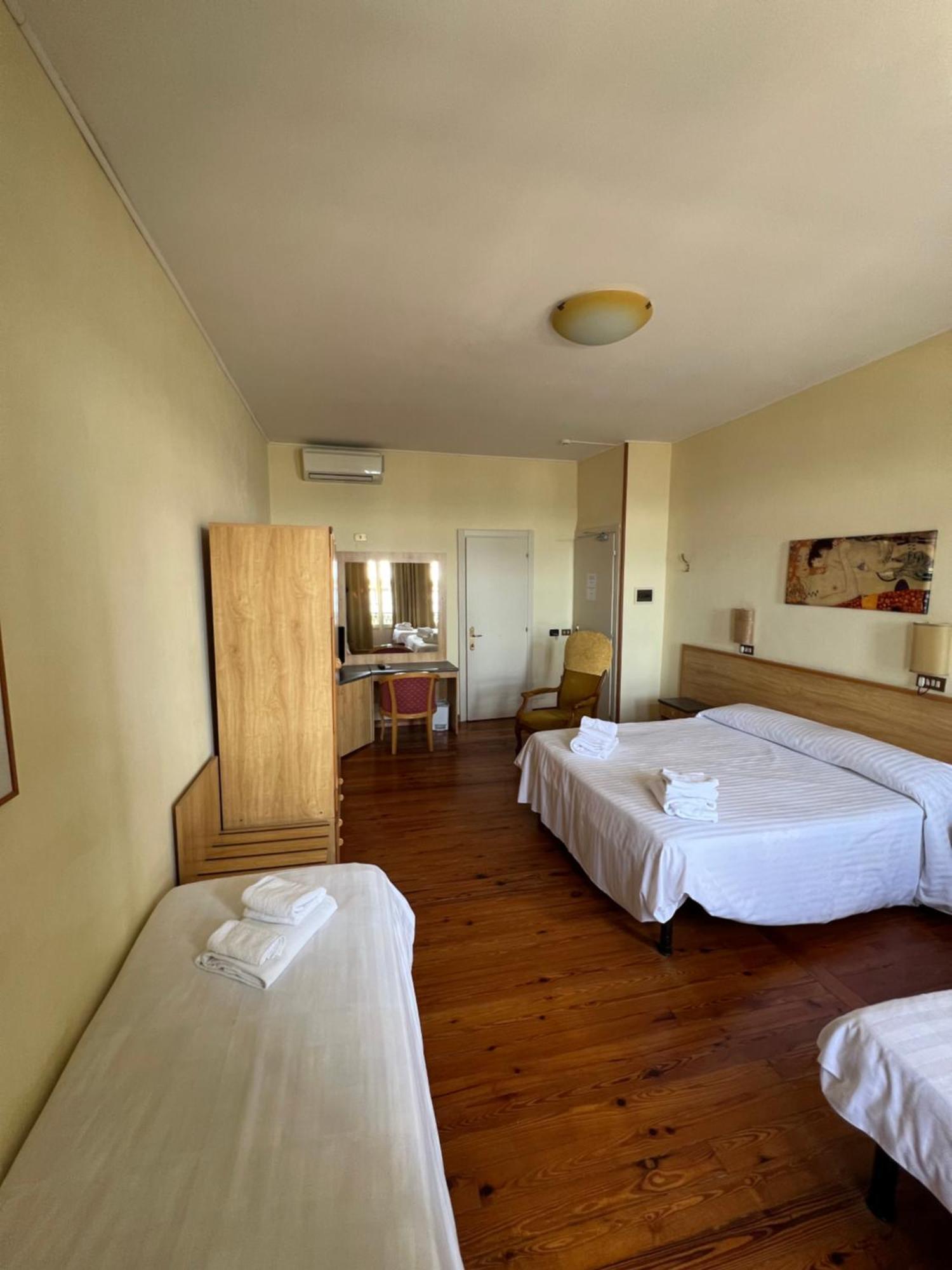 Hotel Petit Royal Ospedaletti Buitenkant foto