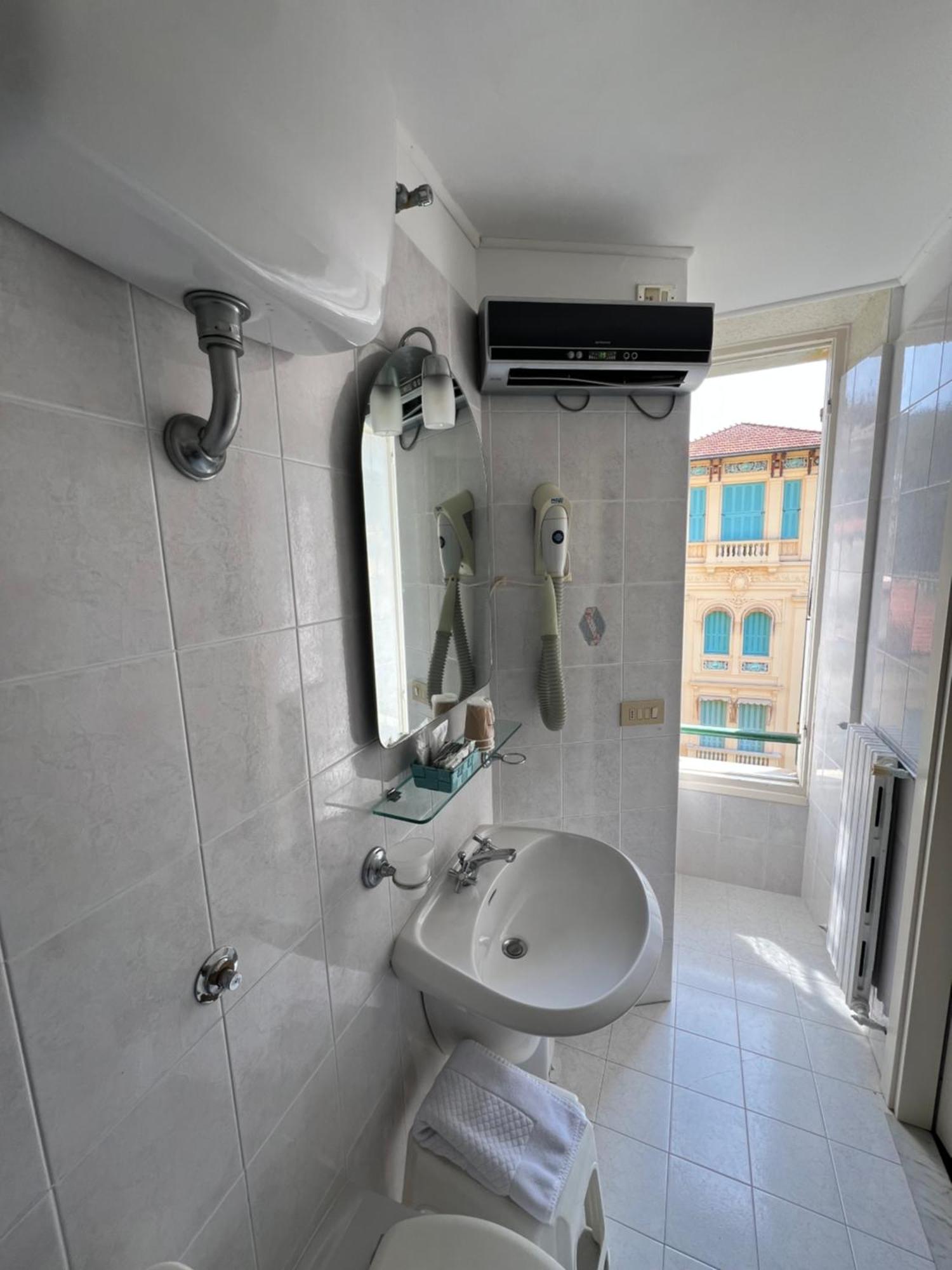 Hotel Petit Royal Ospedaletti Buitenkant foto