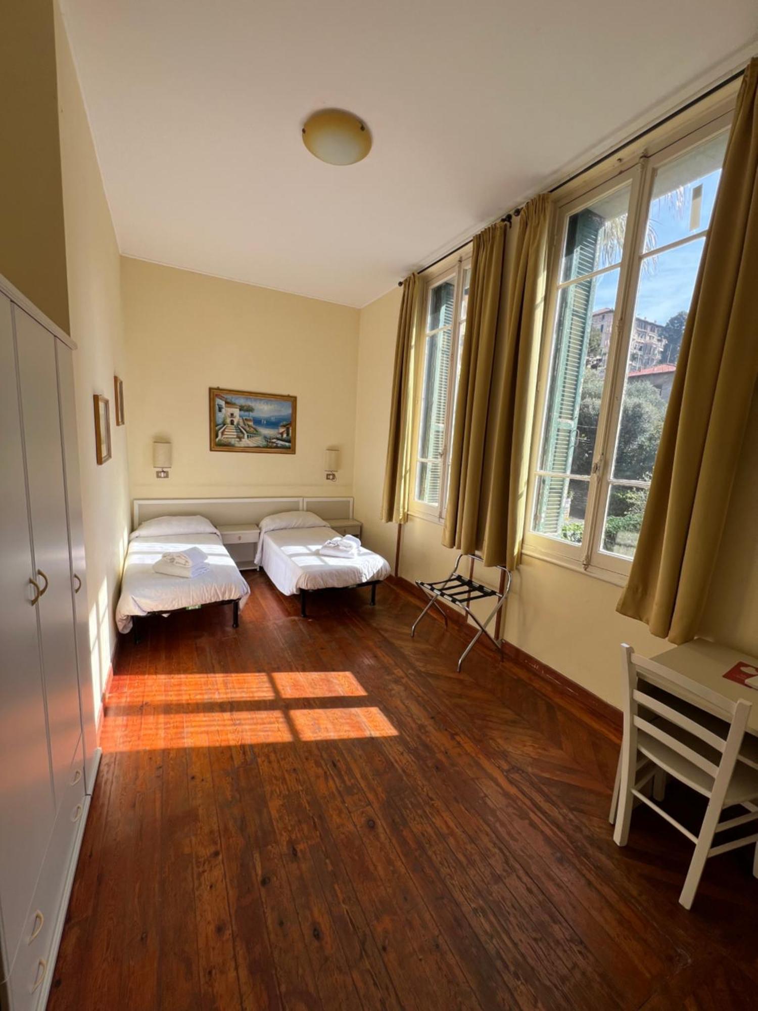 Hotel Petit Royal Ospedaletti Buitenkant foto