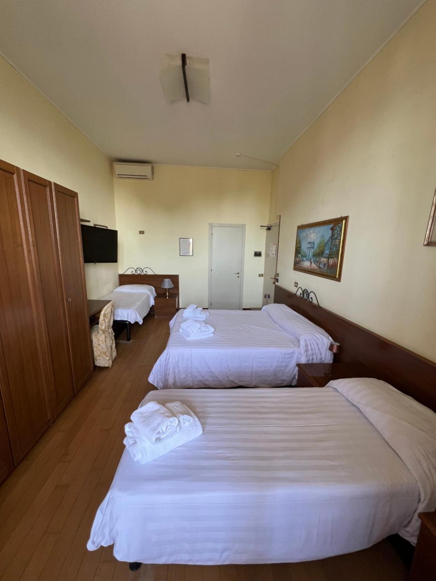 Hotel Petit Royal Ospedaletti Buitenkant foto