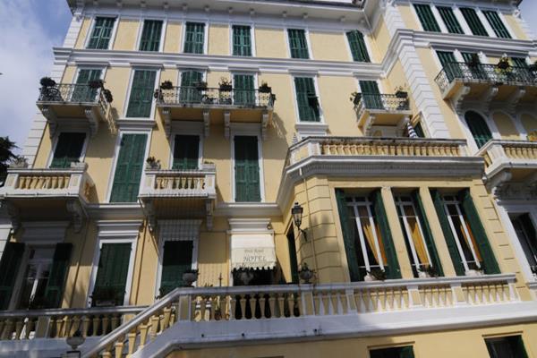 Hotel Petit Royal Ospedaletti Buitenkant foto