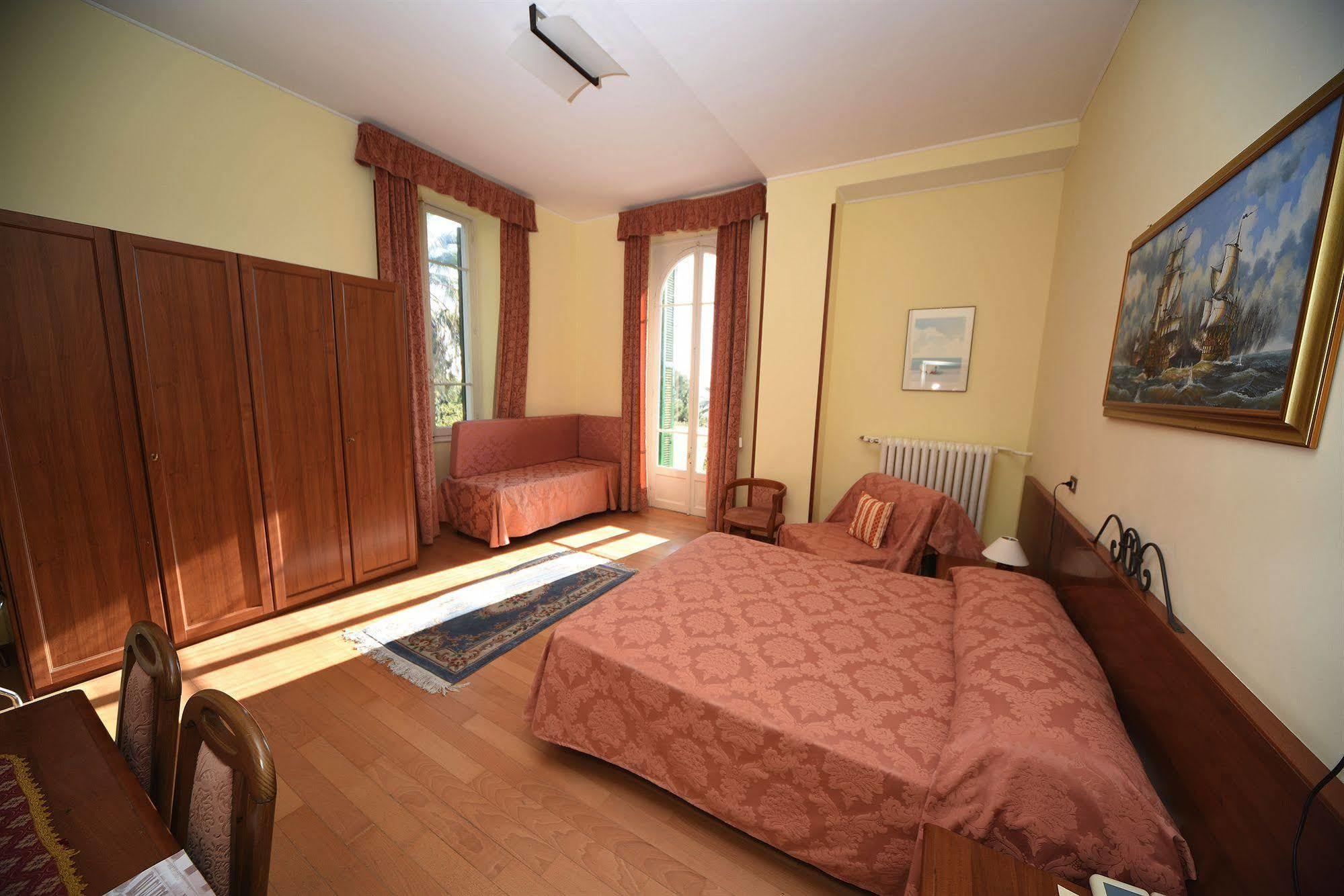 Hotel Petit Royal Ospedaletti Buitenkant foto